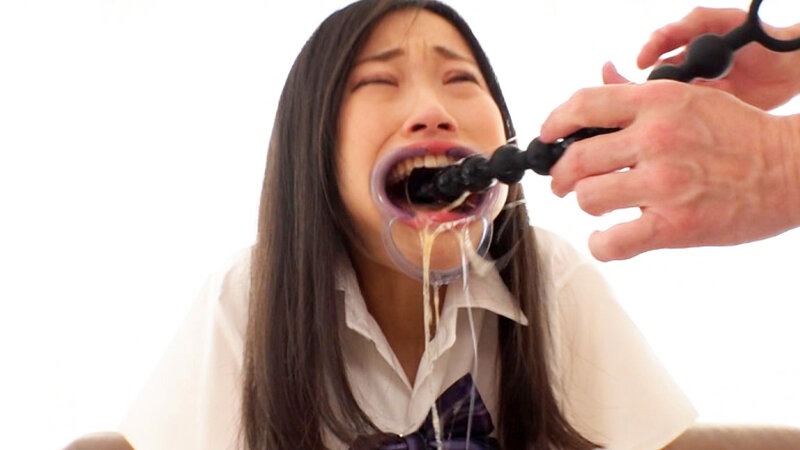 「スレンダー美少女の夏花ちゃんはプライベートでも激しいイラマをされているという天然ドMちゃん。逆さイラマで半泣き喉バッコン！ドSイラマや拘束ゲ●爆噴射イラマ、笑顔が消えた20cm巨根で喉絶望！【最後はド迫力ヘッドシェイクイラマ】で喉ボッコボコ！ズラリ拷●イラマで美少女がぶっ壊れる！」のサムネイル