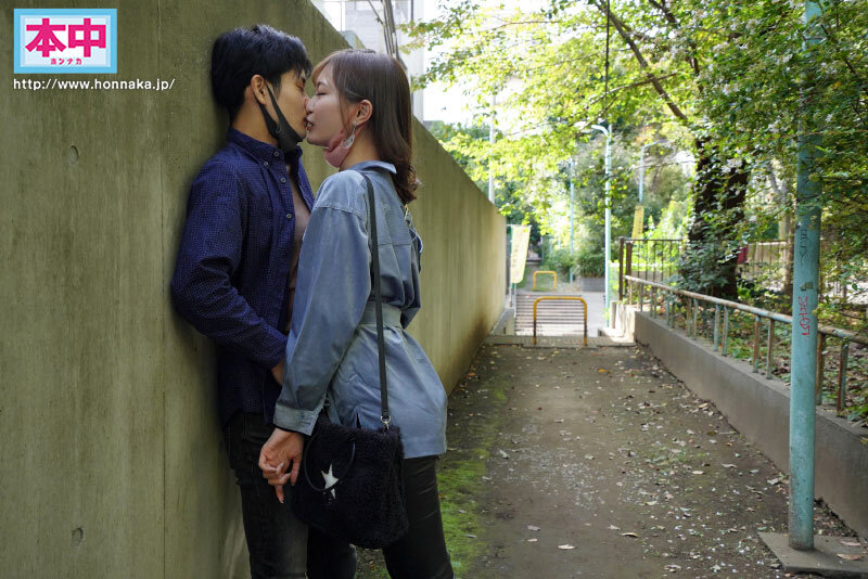 「ちんちんおっきしたらホテル行きだよ 彼女が在宅中、昔の好きだった先輩に誘われて密着囁き野外デートで勃起したら即ラブホゲームに負けて何度も何度も中出ししてしまった。 美谷朱里」のサンプル画像1枚目