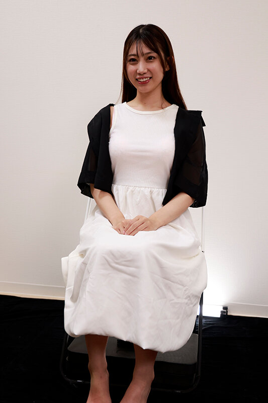 「春乃るる・若葉結希・湊波流の美尻フェチ作品!濃厚キス・接吻で魅せる極上ヒップの誘惑」のサンプル画像1枚目