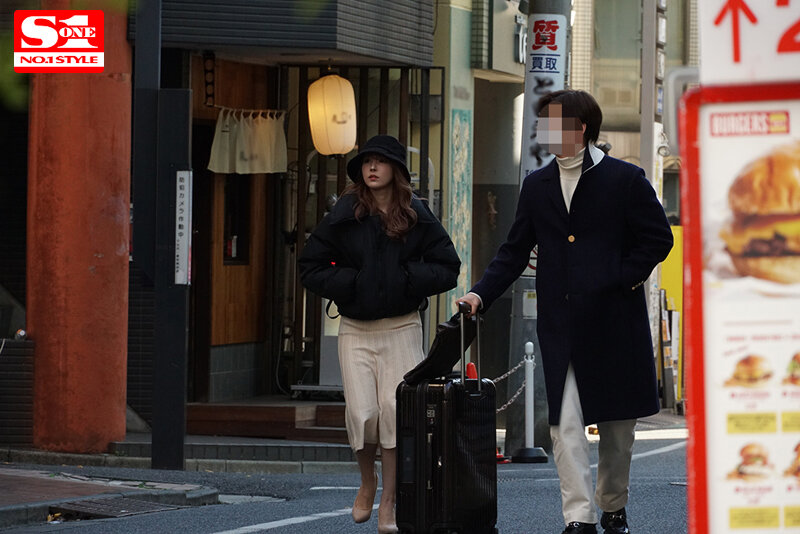 「「えっ！ここでヤルの？」三上悠亜に一ヶ月密着して隙あらばいきなり即ズボッ！ 前代未聞ドッキリAV大作戦」のサンプル画像1枚目