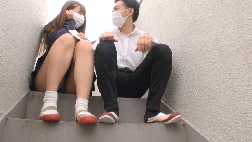 「ゴミの様に扱って履いてる汚ったない激臭JK上履き＆ムレムレ白ソックス足臭責め」のサンプル画像1枚目