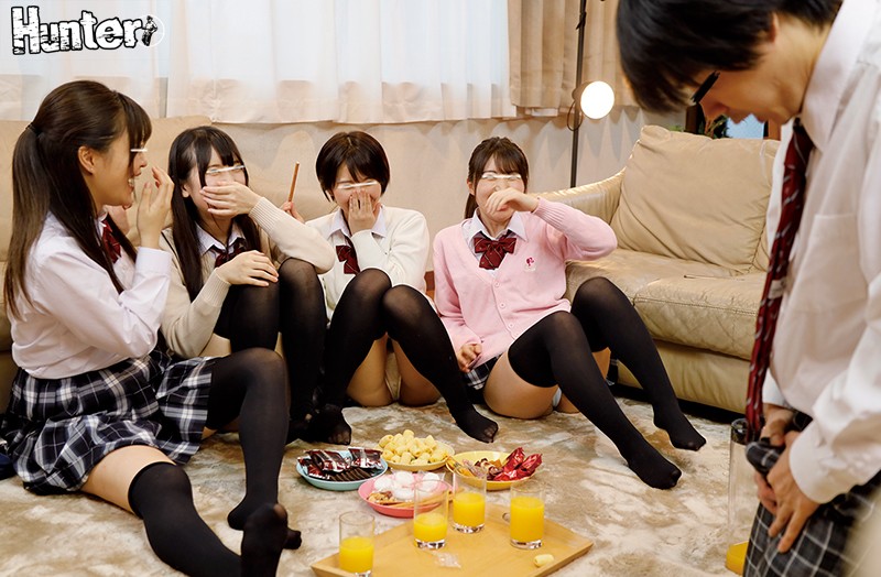 「ボクの家はクラス女子たちの溜まり場でニーハイ＆Tバック天国！！親が仕事でいないボクの家は、学校が終わるとヒマを持て余した同級生女子たちの…」のサンプル画像3枚目