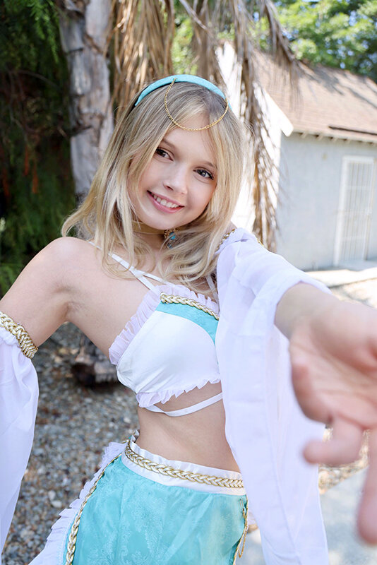 「ミニマム合法ロリがコスプレ撮影会で身長差40cm超えの男たちとガリバー3P！！ココ（25）」のサンプル画像4枚目