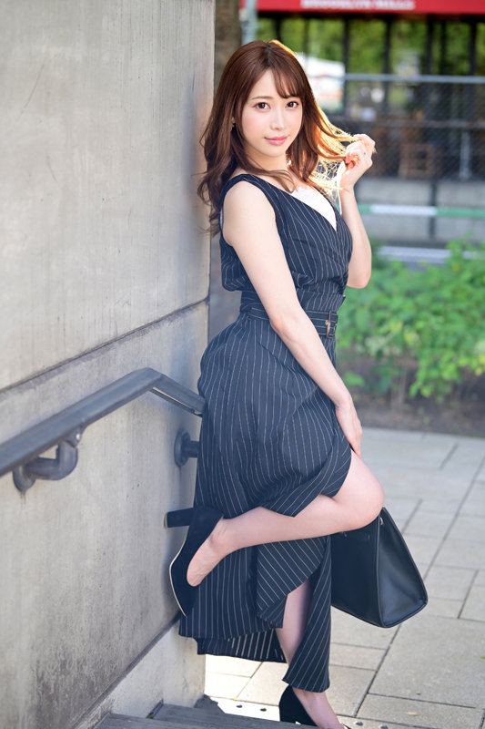 「【顔面偏差値80オーバー！！】元ご当地アイドル 新婚奥様26歳 濃厚ベロチューで痴女スイッチオン！デカ尻騎乗位でザーメン搾り取る連続中出し快楽堕ち浮気映像流出」のサンプル画像1枚目