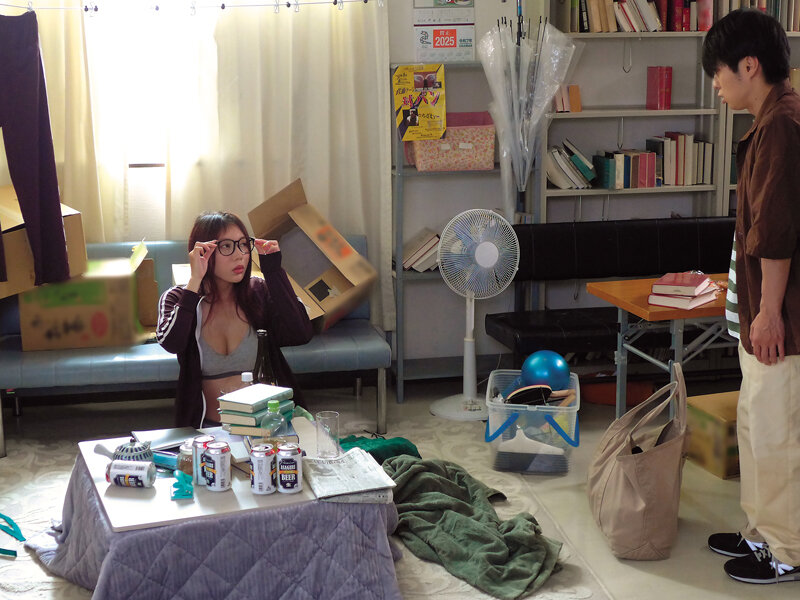 「【安位薫】巨乳めがね先輩と汗だく騎乗位＆パイズリで中出し！熱気ムンムンの部室で濃厚セックス」のサンプル画像1枚目