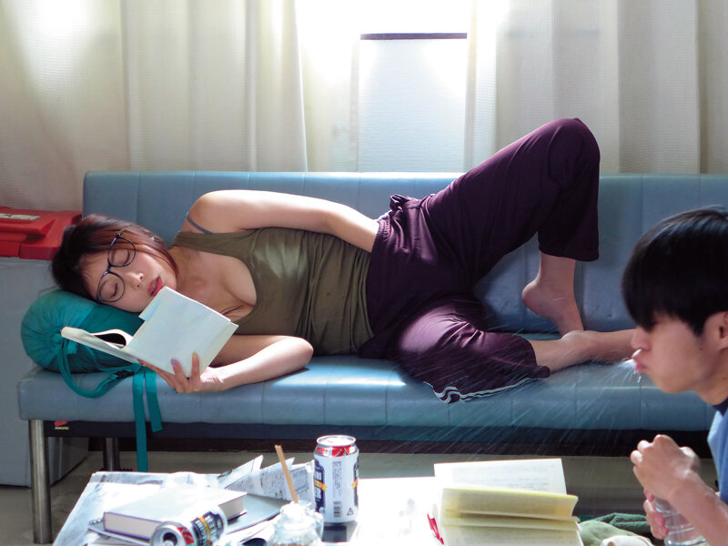 「【安位薫】巨乳めがね先輩と汗だく騎乗位＆パイズリで中出し！熱気ムンムンの部室で濃厚セックス」のサンプル画像2枚目