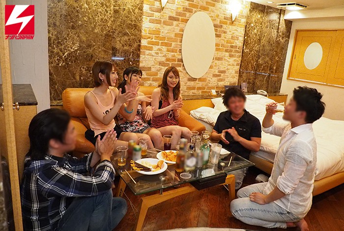 「ナンパJAPAN検証企画！ 女子大生限定！夏フェス帰りの女子大生3人組をラブホに連れ込みエッチなほろ酔い王様ゲーム！ アゲアゲテンションなシロウトお姉さんたちとハメまくり乱交SEXパーティーしちゃいました！」のサンプル画像7枚目