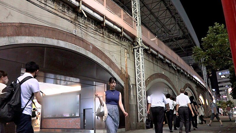 「「あなた、許して…。」夫との平凡なSEXでは物足りない美人妻たちが高級なTバックを履いて下半身を恥じ晒す」のサンプル画像2枚目