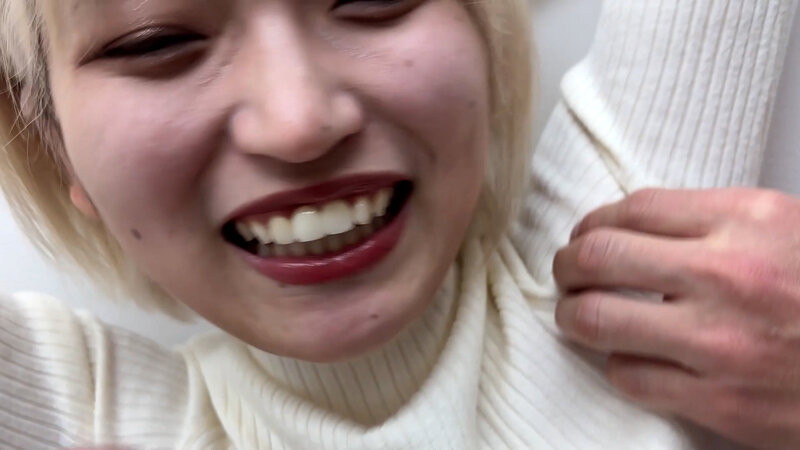 「街角で声をかけてくすぐりさせてもらう 美容部員 はるのちゃん」のサンプル画像4枚目