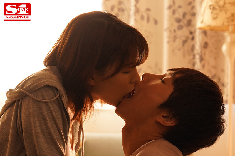 「彼女の綺麗なお姉さんと二人きり… 突然のベロキス、イヤラしく舐め尽くされてセックス三昧 こんな僕って最低ですか…？ 葵つかさ」のサンプル画像3枚目