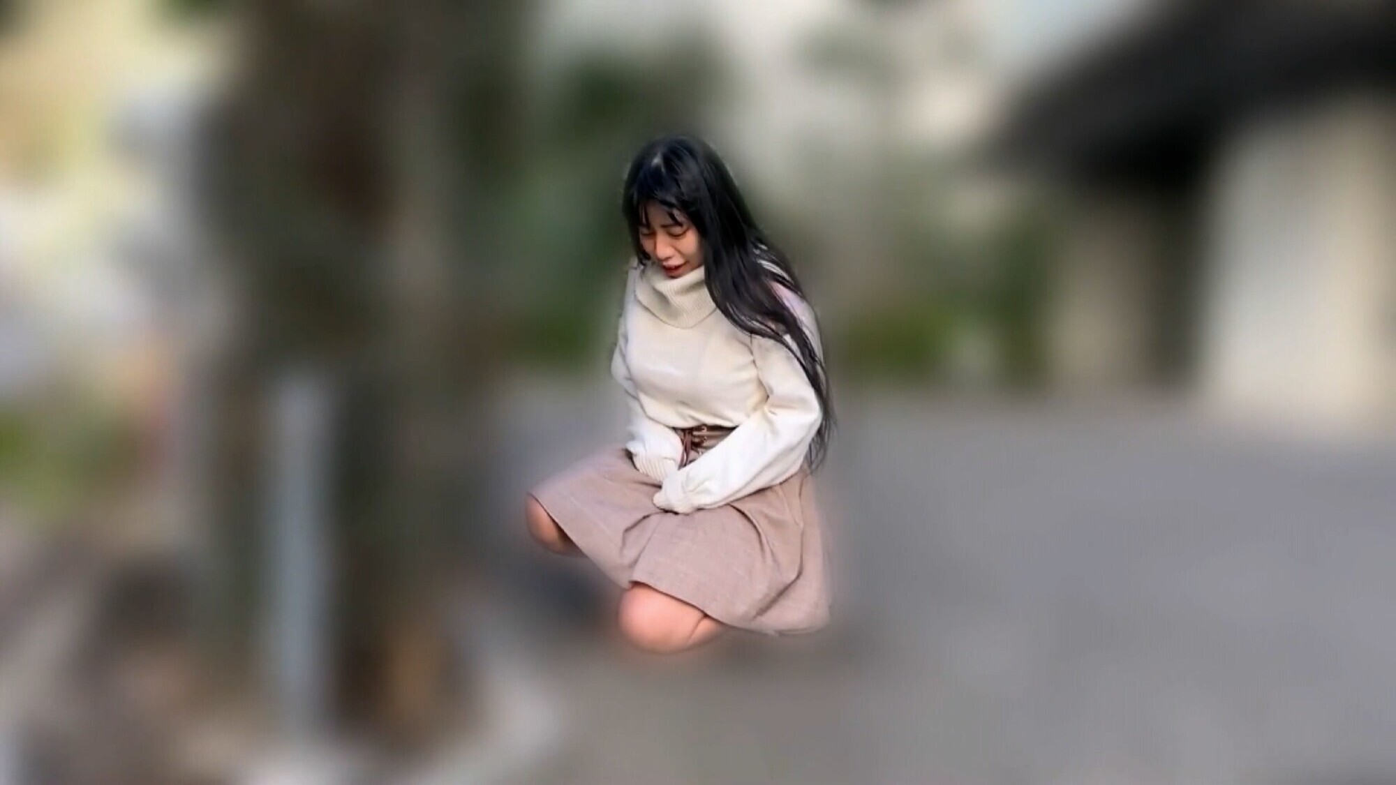 「餅田ササピリカの羞恥プレイ動画｜黒髪美少女がリモバイ散歩で恥じらう姿が話題」のサンプル画像12枚目