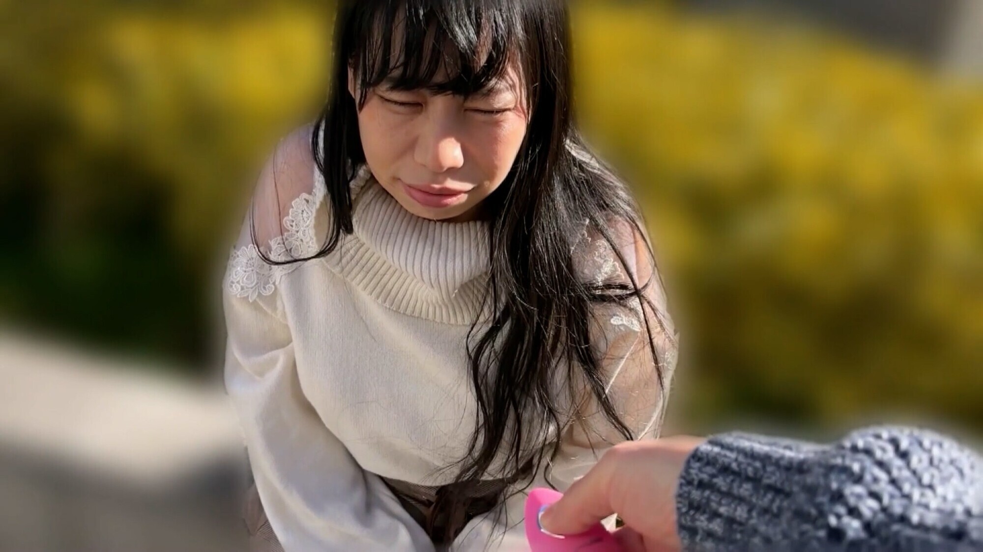 「餅田ササピリカの羞恥プレイ動画｜黒髪美少女がリモバイ散歩で恥じらう姿が話題」のサンプル画像14枚目