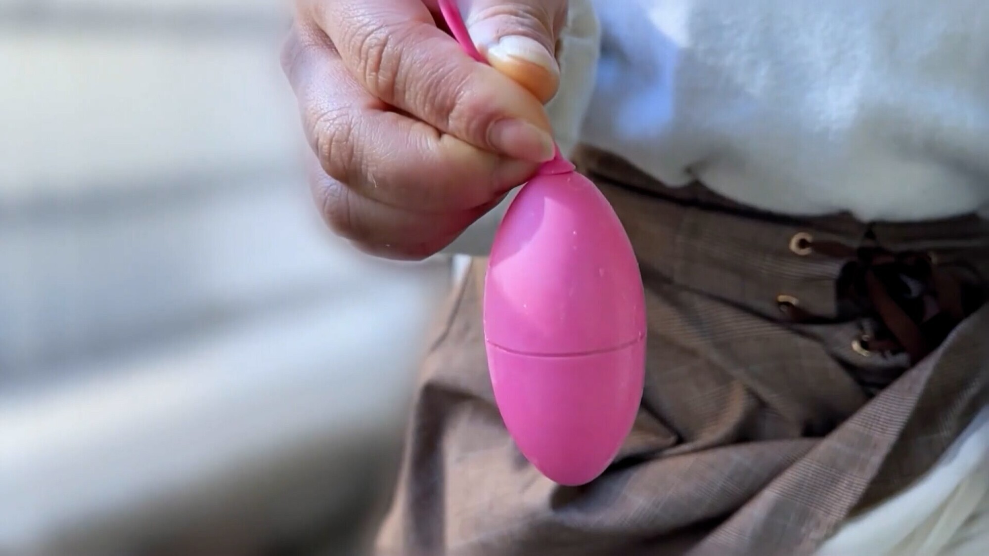 「餅田ササピリカの羞恥プレイ動画｜黒髪美少女がリモバイ散歩で恥じらう姿が話題」のサンプル画像18枚目