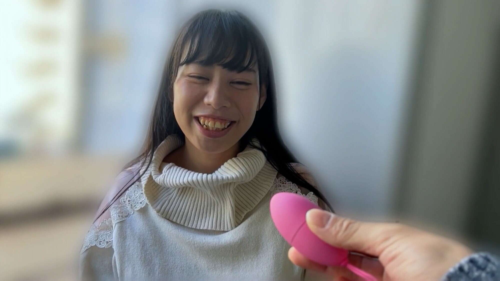 「餅田ササピリカの羞恥プレイ動画｜黒髪美少女がリモバイ散歩で恥じらう姿が話題」のサンプル画像2枚目