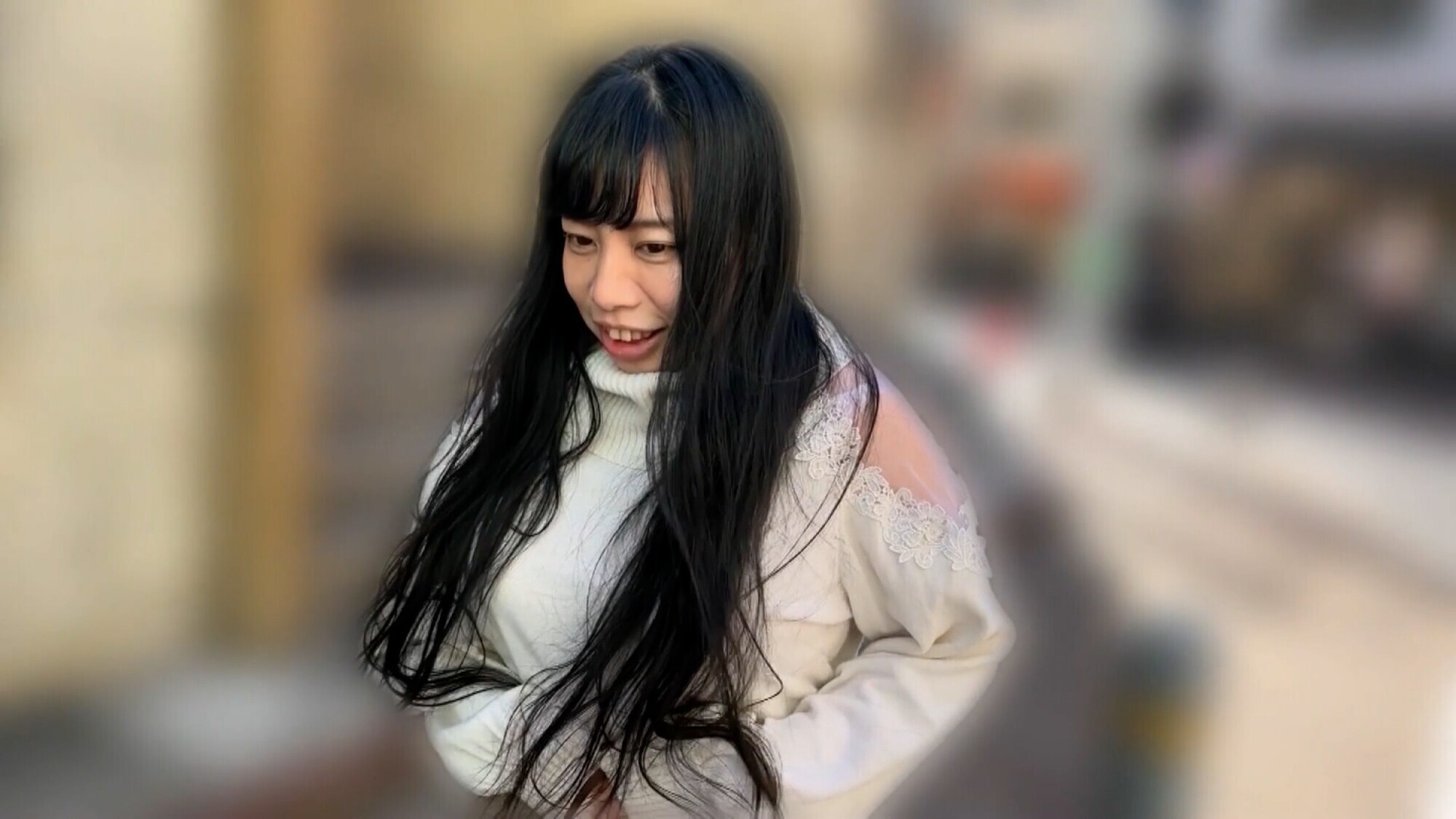 「餅田ササピリカの羞恥プレイ動画｜黒髪美少女がリモバイ散歩で恥じらう姿が話題」のサンプル画像6枚目