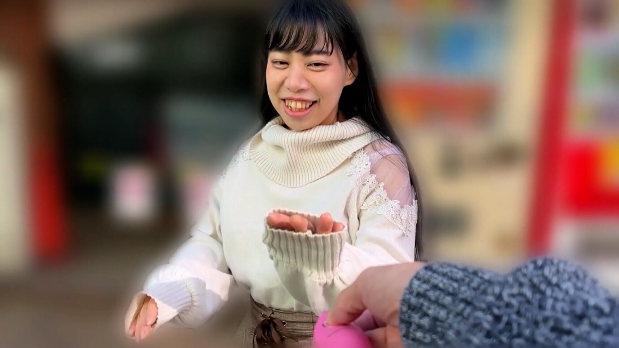 「餅田ササピリカの羞恥プレイ動画｜黒髪美少女がリモバイ散歩で恥じらう姿が話題」のサンプル画像8枚目