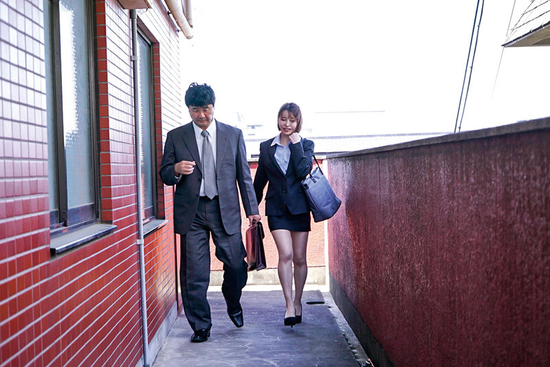 「近親相姦 十数年ずっとシタくて憧れていたバリキャリ義母のタイトスカート姿に遂に我慢しきれず父に内緒でめちゃくちゃSEXした話 入田真綾」のサンプル画像2枚目