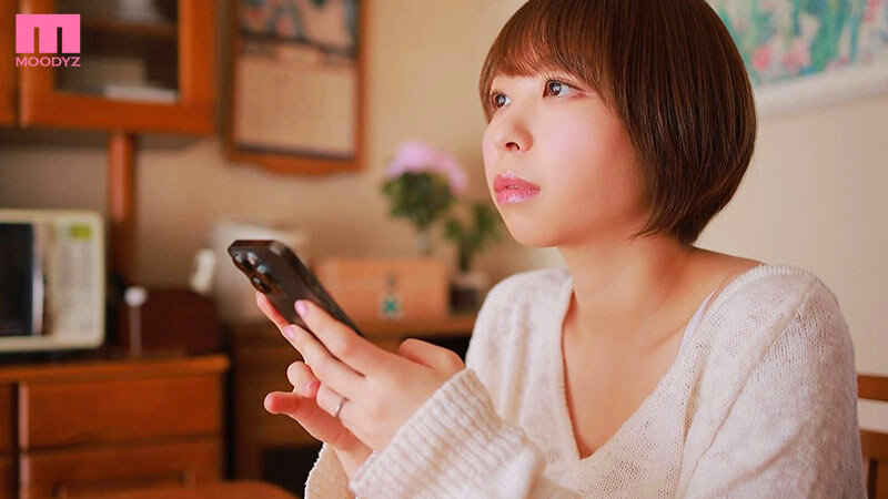 「乳首びんびん巨乳妻 ボロ独身寮でガニ股オーガズム 宍戸里帆」のサンプル画像1枚目