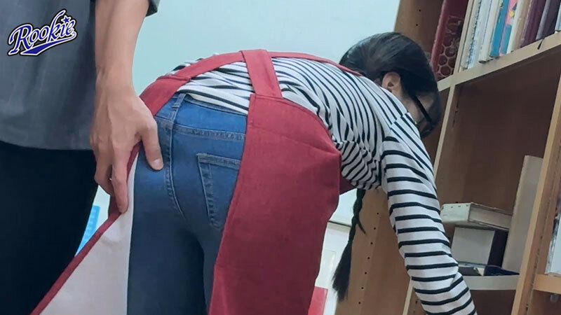 「【斉藤帆夏】図書館で働く地味メガネ美少女が盗撮から寝取られ中出しされる背徳映像【NTR】」のサンプル画像3枚目