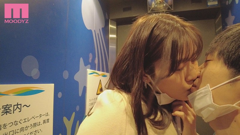 「えぇー、本当に、ココで…男潮吹いちゃうの！！？ デートの最中、声を出しちゃいけない誰にもバレちゃいけないギリギリの状況で強●射精・男潮吹き小悪魔焦らしお姉さん 神宮寺ナオ」のサンプル画像1枚目