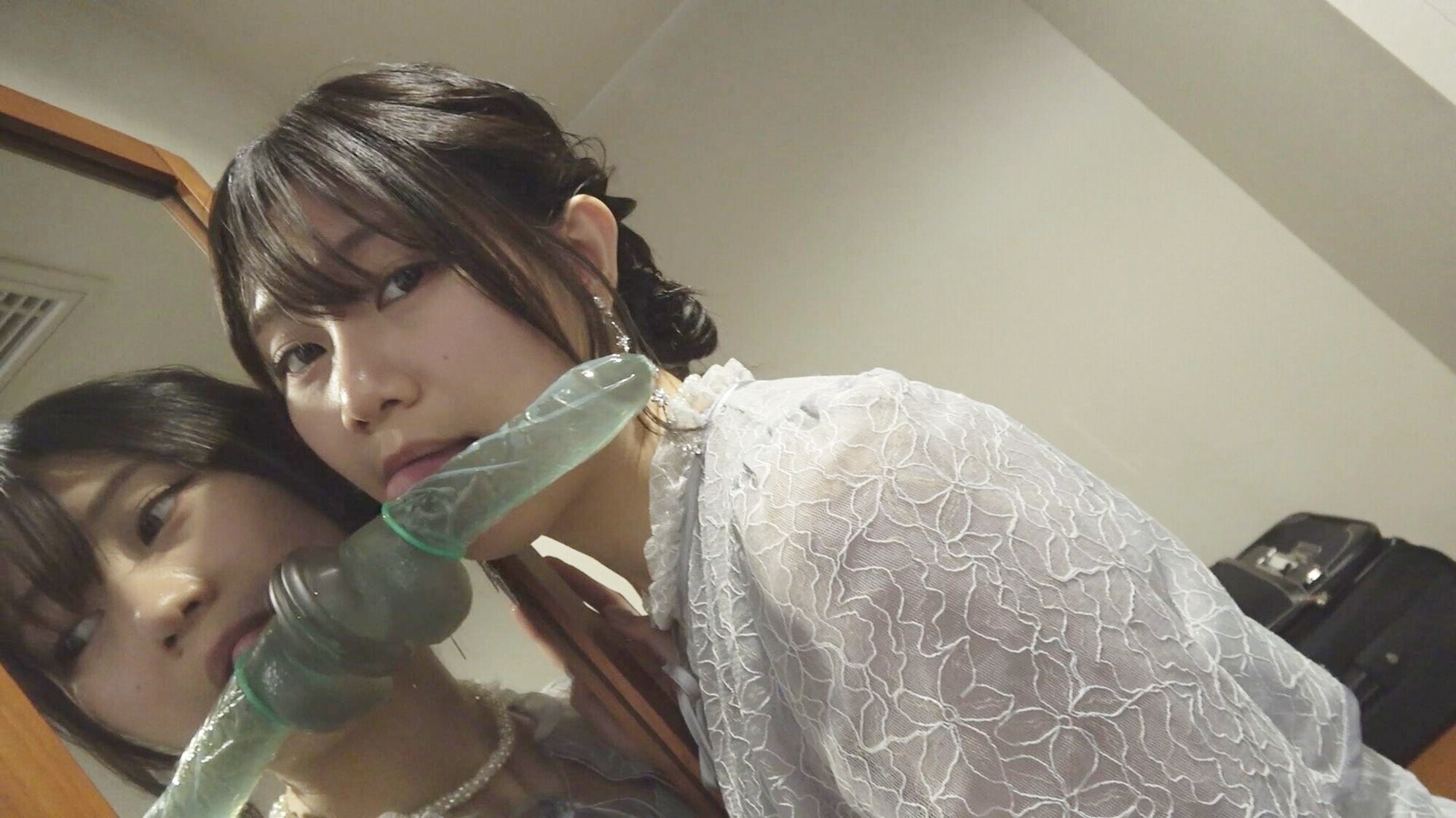 「結婚式帰りにお口だけでコンドーム装着にチャレンジ！妊娠願望爆アゲ！過呼吸必至！オホ声アクメ！」のサンプル画像1枚目