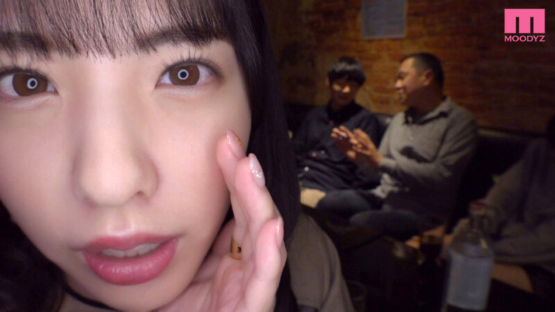 「「服の中だから絶対バレないよ」逆ナン囁き誘惑してくる甘サド美少女とロングスカートの下でこっそりSEXしてたのに… 射精の瞬間だけマ●コから抜かれてチ●ポ丸出し放置で焦らされて中出しさせてもらえない’ルーインドオーガズム’性交 白桃はな」のサンプル画像1枚目