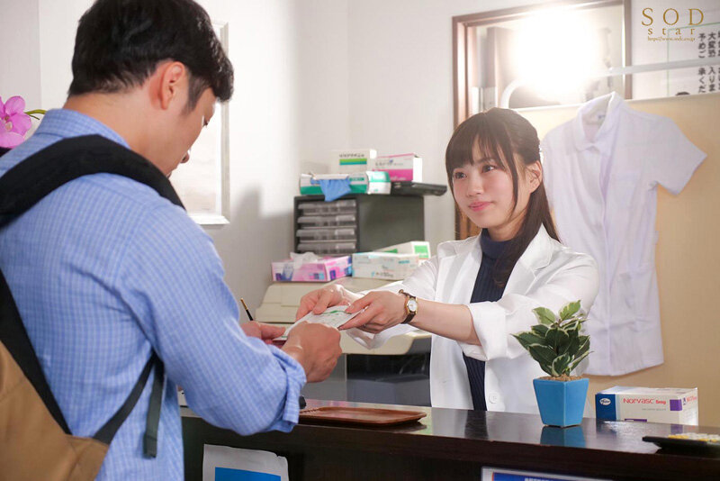 「路上で倒れたボクを介抱してくれた人妻薬剤師が部屋を訪ねてくるようになり気づいたら勃起薬を盛られ何度もイカされていた… 天宮花南」のサンプル画像2枚目