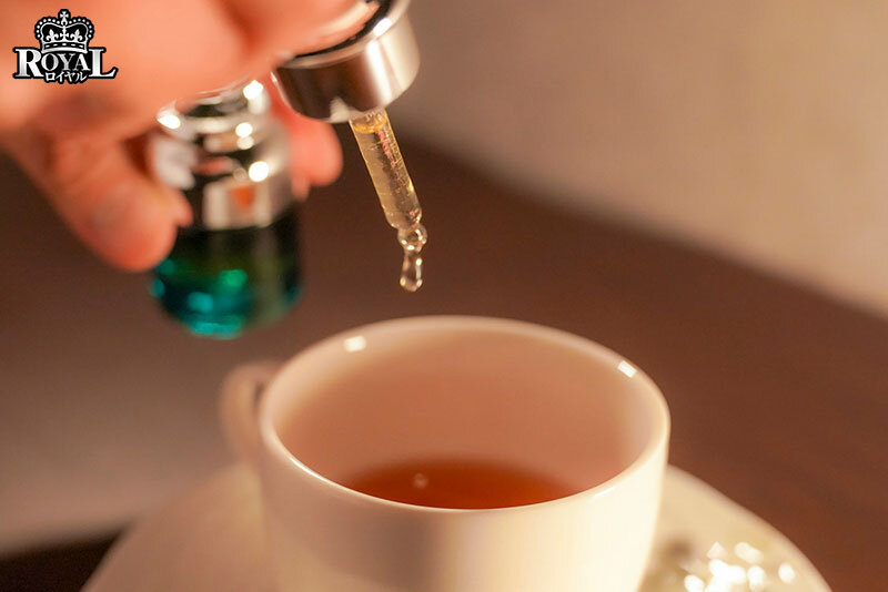 「執拗乳責めエステで媚薬ガンギマリ潮吹きエビ反り絶頂を繰り返した美乳OL 鳳みゆ」のサンプル画像8枚目