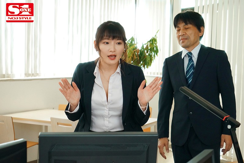 「酔って目を覚ますと憧れのJカップ女上司とラブホで二人きり。そのまま朝まで全裸の二次会、三次会。 鷲尾めい」のサンプル画像1枚目