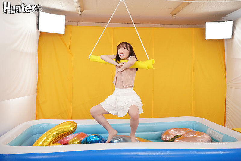 「彼氏の目の前で！羞恥ガニ股クレーンゲーム！ 豪華景品目指して成功しなければ即エロ罰ゲームで中出しヤリ放題！」のサンプル画像6枚目