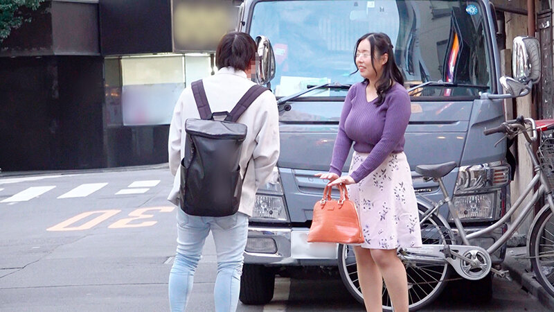 「一般男女モニタリングAV 絶倫巨乳妻と童貞男子がザーメン20mlを溜めるまで出られないラブホからの脱出に挑戦! 4 旦那とはご無沙汰の奥様が初めて逆ナンパした男子大学生を射精させるために手コキ・オナホコキ・フェラ・筆おろし!何発出しても萎えない年下チ○ポと大量の…」のサンプル画像2枚目