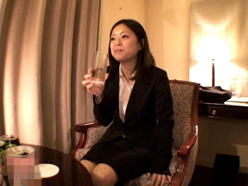 「【素人OL】職場の同僚を自宅に連れ込みハメ撮り！ほろ酔い美人との禁断プライベート映像」のサムネイル