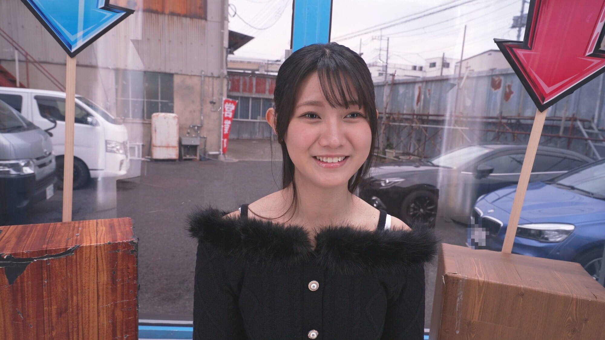 「街行く素人娘が脱ぎ脱ぎあっち向いてホイ対決！顔を向けた先に服を1枚脱ぐ、手コキ、フェラ、キスなどのHな罰ゲーム！先に相手を全裸にしたら勝ち！負けたら即ハメ中出し！撮って出し！マジックミラー号～あきか編～」のサンプル画像1枚目
