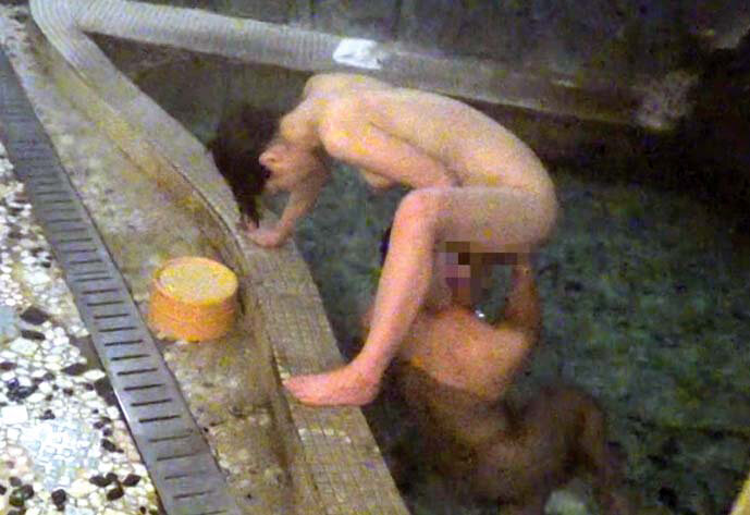 「【人妻熟女】混浴温泉で美人妻を盗撮・のぞき撮影！興奮の秘湯リアル映像」のサンプル画像17枚目