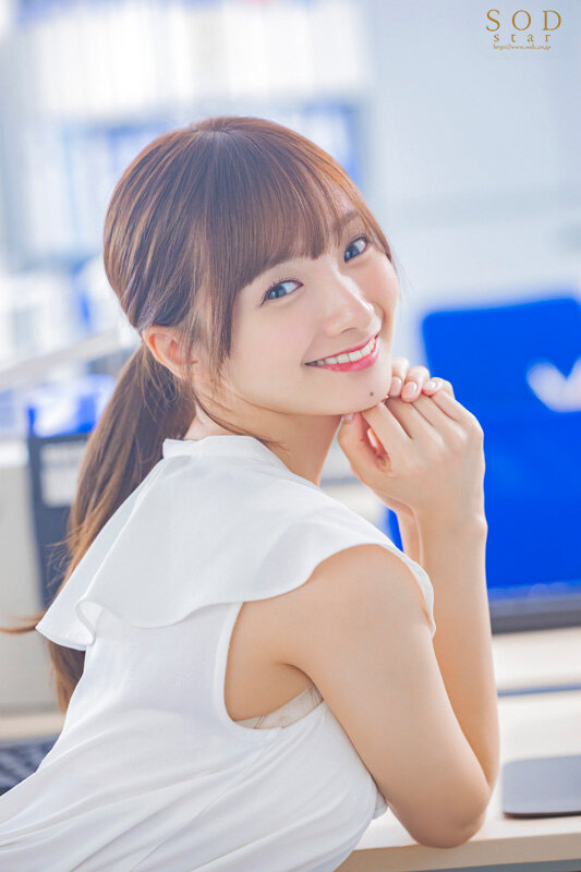 「渚恋生 初ドラマ作品 キスから始まる4職業コスプレ 職場なのにスイッチが入ると止まらない本性エッチな働くオンナ。【圧倒的4K映像でヌク！】」のサンプル画像2枚目