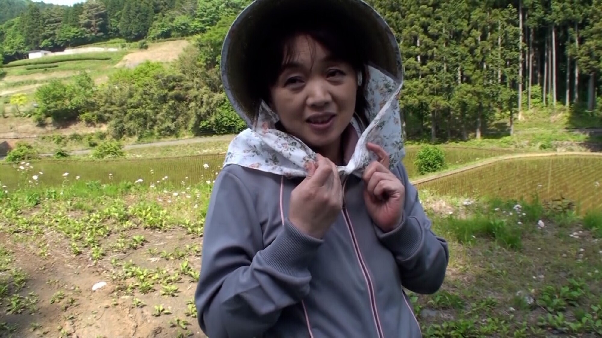 「農家の女性にアンケート！田んぼのようすを見に来た熟女さんをホテルに誘って快楽セックス！」のサンプル画像1枚目
