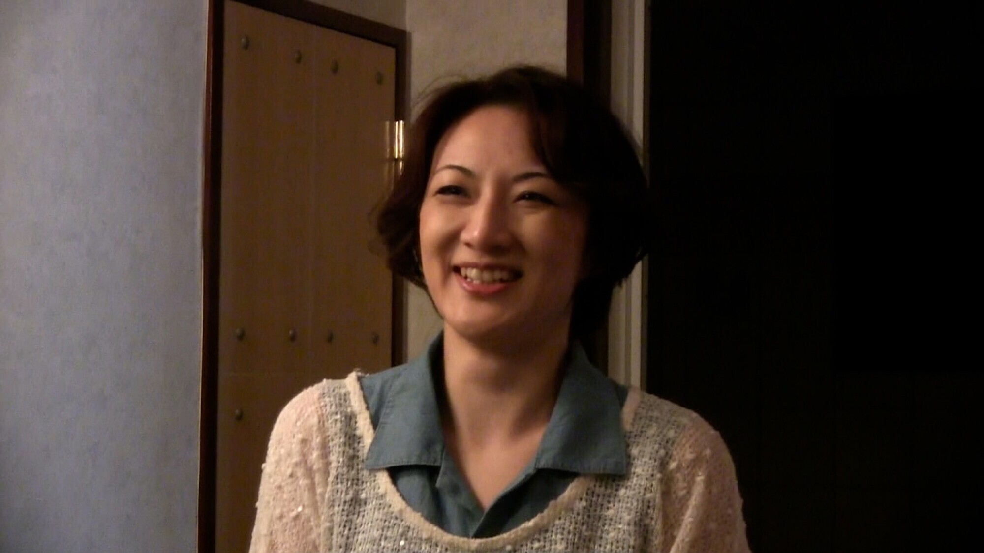 「上品な顔立ちで真面目に過ごしてきた熟女が人生初のカメラの前での大股開き!濡れた股間を他人棒で激ピスされて本能丸出し淫乱イキ!」のサンプル画像1枚目