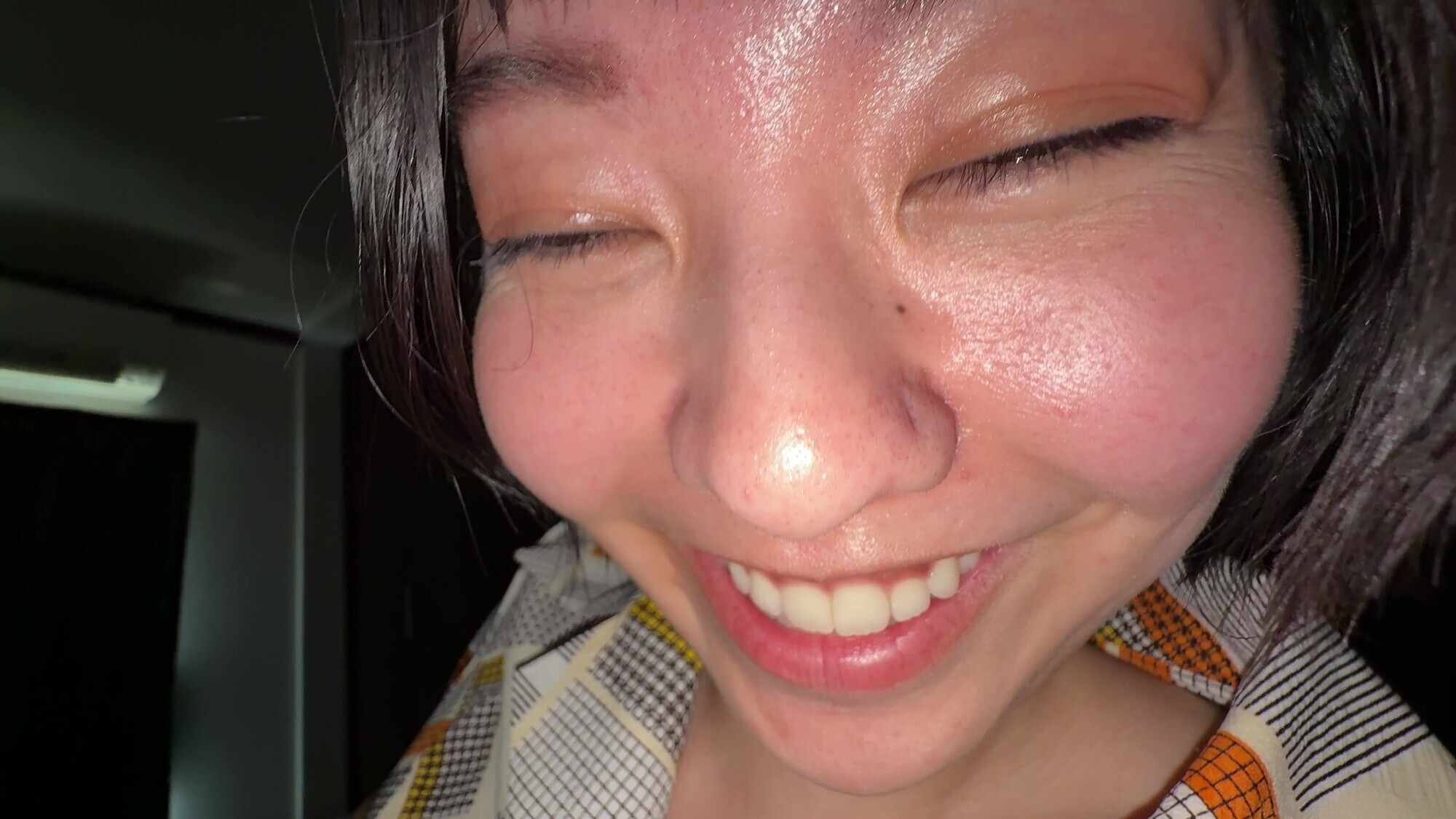 「【個人撮影】加護まりの暗い部屋で鼻●●&手コキ」のサンプル画像1枚目