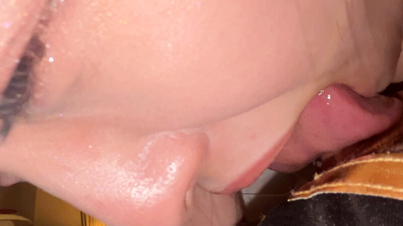 「実況しながら鼻を辱めるドSお姉さんがM男に濃厚鼻フェラ」のサンプル画像10枚目