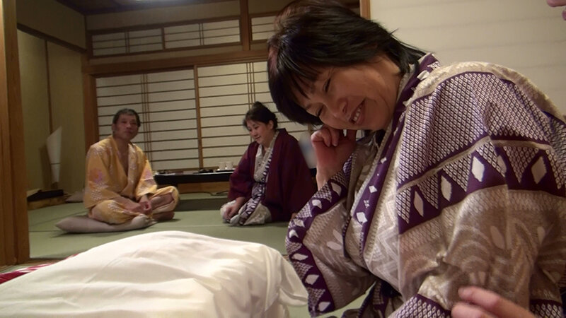 「60代熟女お婆ちゃんの和服姿で乱交プレイ！昭和の極上熟女たちが魅せる濃厚SEX12選」のサンプル画像1枚目