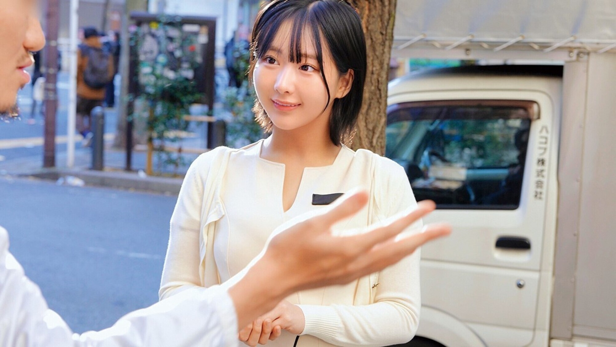 「働くカワイイ看板娘の皆さん!!「仕事の合間に筆下ろししてくれませんか!?」6休憩中に童貞くんの悩みを聞いてると母性本能くすぐられ膣がキュンキュン赤面発情(^^;)「私が・・・初めてじゃダメかな」ミラクル展開ww勤務中に童貞卒業ナマハメ連続中出しセックスSP」のサンプル画像1枚目