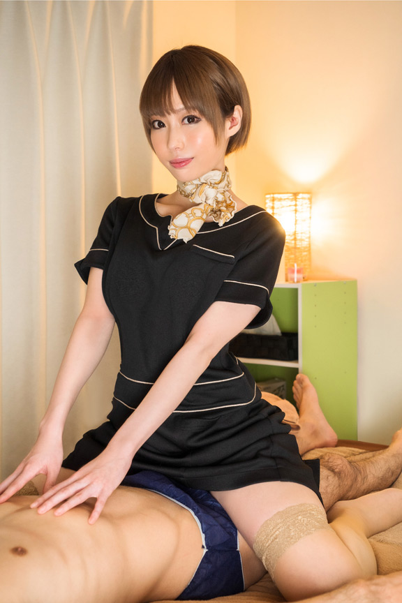 「出張マッサージのお姉さんは出会いが無くて欲求不満!男の身体を触りながらウズウズしているのでそそり勃つチ○ポを見せつけたら嬉しそうに咥えて来ました!」のサンプル画像2枚目