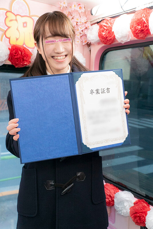 「顔出し解禁！！ マジックミラー便 3分前まで女子○校生！初ベスト！卒業式直後のオキテ破りナンパ！！ 50人全員SEXスペシャル！歴代の極上美少女を厳選収録！2枚組8時間！永久保存版」のサンプル画像2枚目