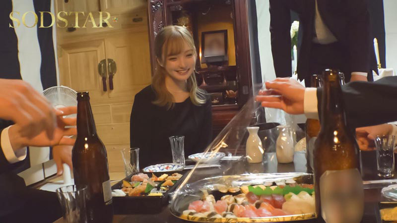 「渚恋生の金髪喪服ギャル姿が魅力的!熟女女優の大人の色気溢れる話題作をレビュー」のサンプル画像1枚目