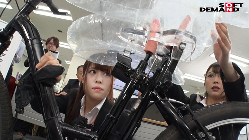 「SOD女子社員 噴射式2穴交互挿入アクメ自転車がイクッ! 新車発表会の実験台となりイキまくった、2名の女子社員」のサンプル画像14枚目