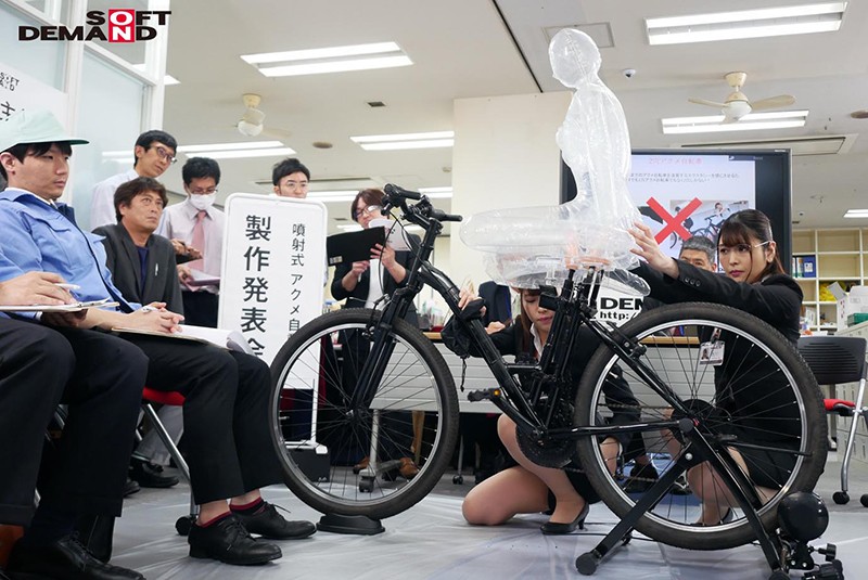 「SOD女子社員 噴射式2穴交互挿入アクメ自転車がイクッ! 新車発表会の実験台となりイキまくった、2名の女子社員」のサンプル画像2枚目