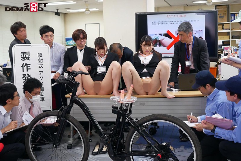 「SOD女子社員 噴射式2穴交互挿入アクメ自転車がイクッ! 新車発表会の実験台となりイキまくった、2名の女子社員」のサンプル画像3枚目