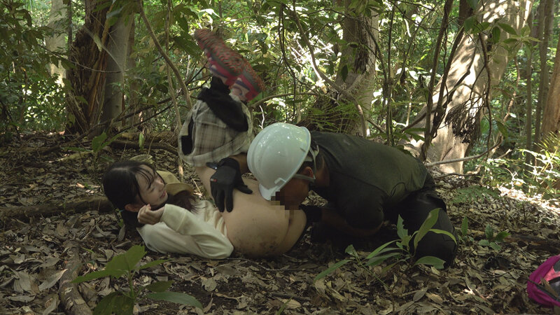 「欲望の森 まいごの全裸少女を森で見つけて性欲が抑えられない 望月つぼみ」のサンプル画像4枚目