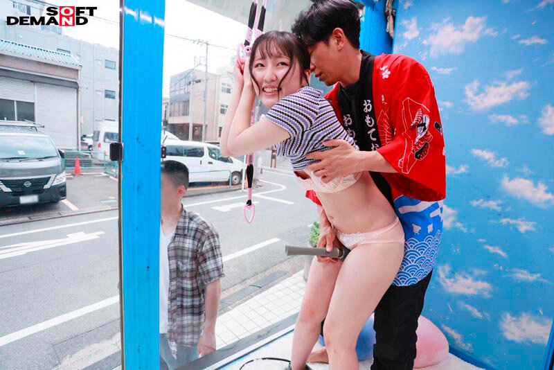 「マジックミラー号 絶対に気持ちよくなってはイケない！！！愛する彼氏とはミラー越し30cmの状況でくすぐり我慢ゲームと称して凄腕AV男優の妙技でHにいじくりたおす！！！ 鎖骨の綺麗なオフショル女子5名収録」のサンプル画像11枚目