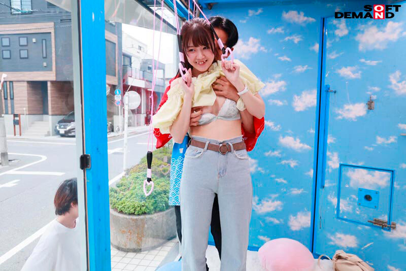 「マジックミラー号 絶対に気持ちよくなってはイケない！！！愛する彼氏とはミラー越し30cmの状況でくすぐり我慢ゲームと称して凄腕AV男優の妙技でHにいじくりたおす！！！ 鎖骨の綺麗なオフショル女子5名収録」のサンプル画像7枚目